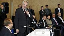 Prezident Miloš Zeman debatoval i se studenty gymnázia Hladnov.  