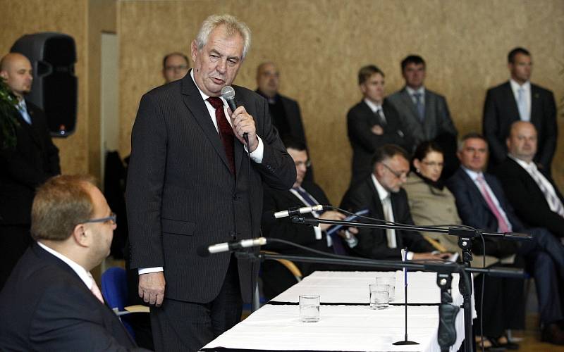 Prezident Miloš Zeman debatoval i se studenty gymnázia Hladnov.  