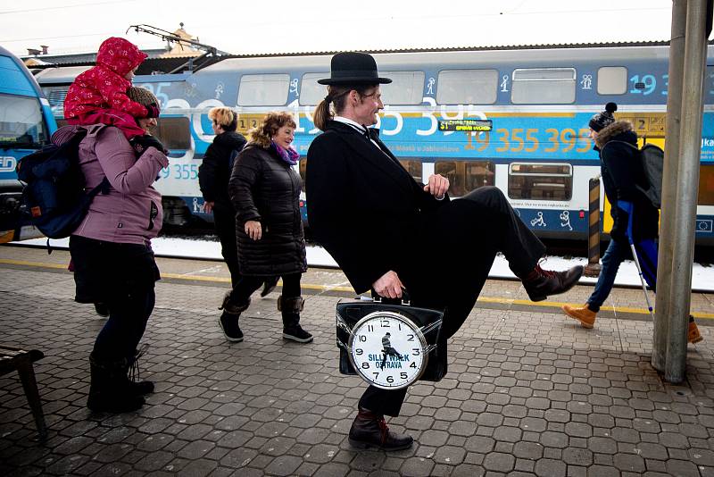 Příznivci britské skupiny komiků Monty Python uspořádali v Ostravě-Svinově akci Švihlá chůze Ostravou (Silly Walk). Oslavili tak Mezinárodní den švihlé chůze, který připomíná slavný skeč o ministerstvu švihlé chůze s hercem Johnem Cleesem v hlavní roli.