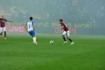 Fotbalisté Baníku Ostrava (v bílém) na Letné, kde remizovali se Spartou 1:1. Podpořit je přijel i početný tábor fanoušků.