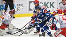 Utkání 38. kola hokejové extraligy: HC Vítkovice Ridera - HC Oceláři Třinec, 4. ledna 2022 v Ostravě. (zleva) brankář Třince Lukáš Daneček, Petr Fridrich z Vítkovic a Jan Bernovský z Vítkovic.