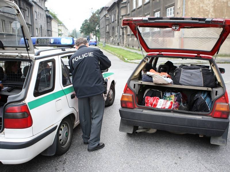 Policisté dopadli osádku vozidla, převážejícího pervitinovou varnu. Řidič byl zdrogovaný. 