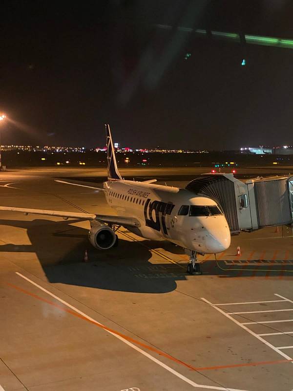 Přípravy Embraeru E170 ve Varšavě k odletu do Ostravy, 25. říjen 2020