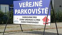 Zubní pohotovost u městského stadionu v Ostravě-Vítkovicích má více než stoprocentní nárůst pacientů a lidé s bolestmi dlouhé čekání venku těžce zvládají, někteří vyhledají ošetření i mimo kraj.