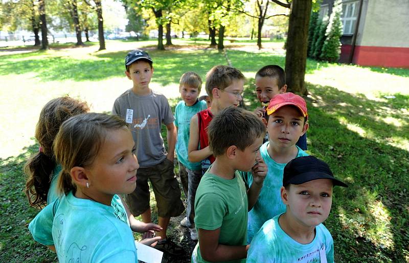 Děti z letního příměstského tábora pořádaného Střediskem volného času v Ostravě si vyzkoušely i lezení na boulderingové stěně v sadu Jožky Jabůrkové v Ostravě-Vítkovicích.