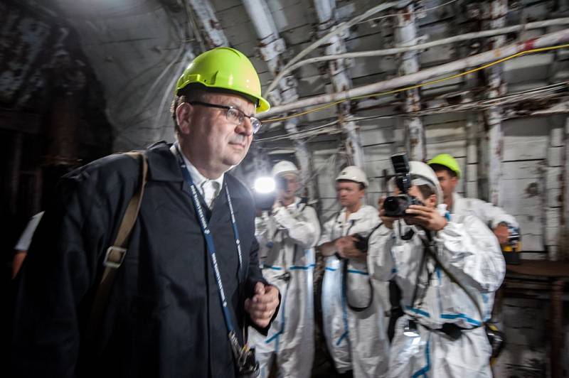 V podzemí bývalého ostravského Dolu Jeremenko byla spuštěna vodní elektrárna. Provoz zahájil ministr průmyslu a obchodu Jan Mládek, červenec 2015..