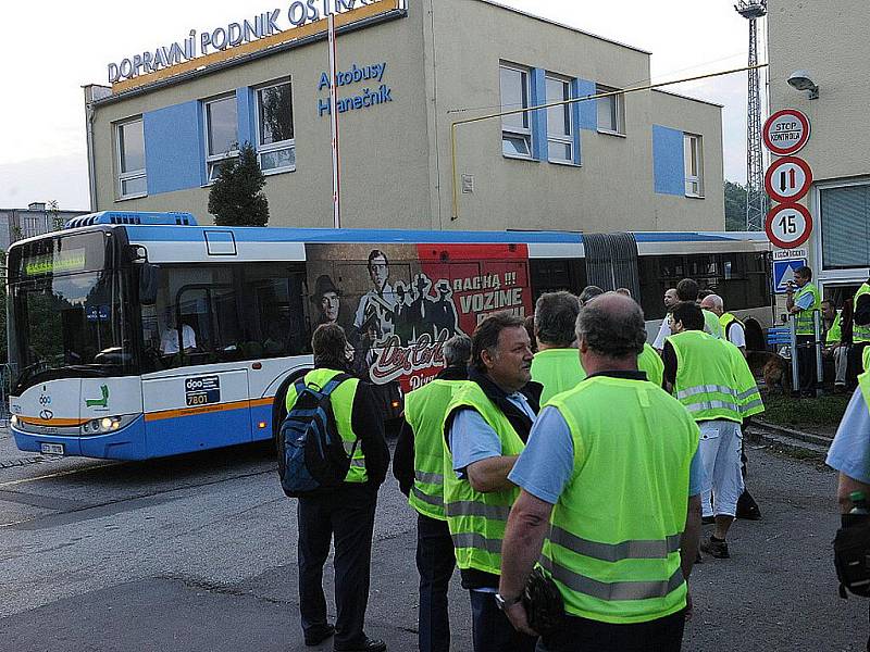 Největší stávka v historii městské hromadné dopravy v Ostravě propukla v pondělí o půlnoci. Asi sto dvacet nespokojených řidičů se například shromáždilo před střediskem Hranečník. 