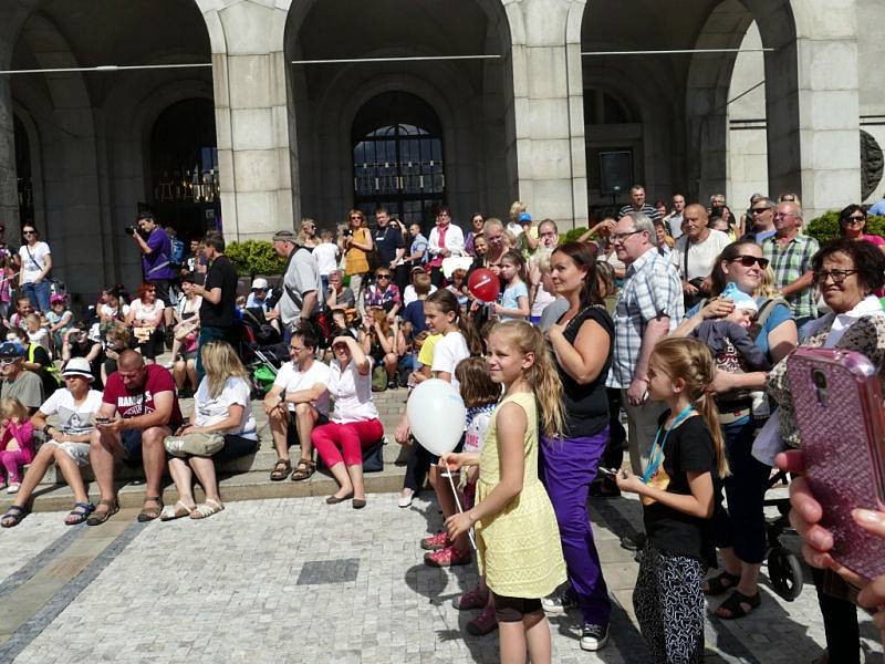 Začátek Festivalu v ulicích přilákal tisíce lidí. Bohatý program bude pokračovat ještě v sobotu a neděli.