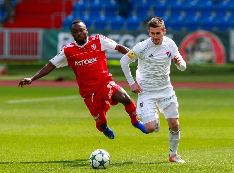 22. kolo Fortuna národní ligy: Baník Ostrava – Pardubice 1:1 -  vlevo Kayamba Joel Ngandu, vpravo Bronislav Stáňa