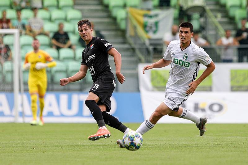 Utkání 1. kola fotbalové Fortuna ligy: MFK Karviná - FC Baník Ostrava, 23. srpna 2020 v Karviné. Jakub Pokorný z Ostravy a Kristi Qose z Karviné.