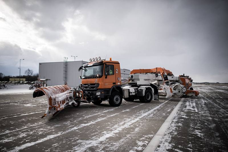 Uklidit sněhu z letištních ploch. Letiště v Mošnově disponuje deseti stroji zimní údržby.