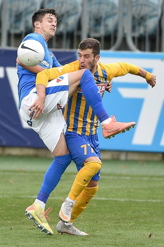 Utkání 10. kola první fotbalové ligy: SFC Opava - FC Baník Ostrava, 5. prosince 2020 v Opavě. (zleva) Jakub Pokorný z Ostravy a Bojan Dordič z Opavy.