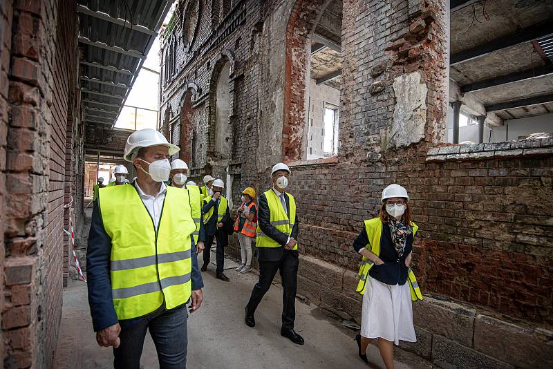Předseda vlády České republiky Andrej Babiš si prohlédl novostavbu bytového domu Janáčkova a historické městské jatka, 1. června 2021 v Ostravě.