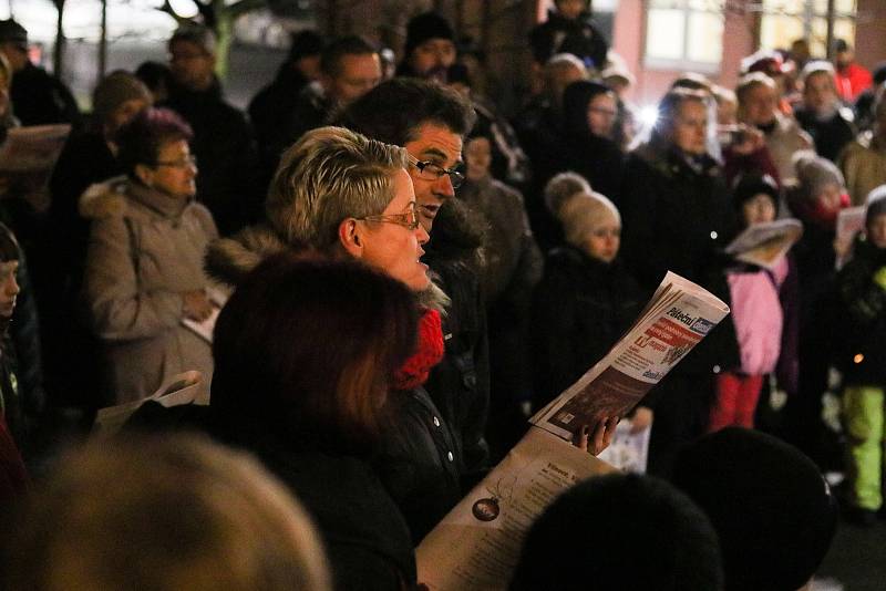 Akce Deníku Česko zpívá koledy v ostravském obvodu Jih, u kulturního domu K-TRIO, středa 12. prosince 2018.