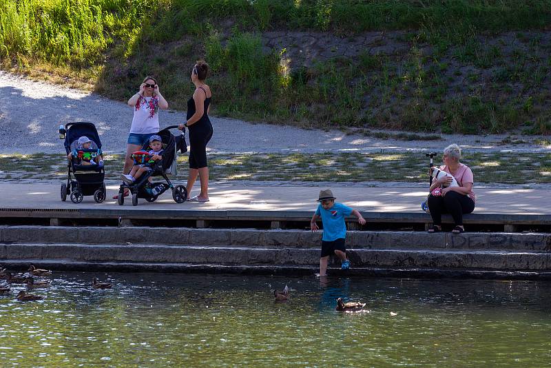 Lidé užívající si víkend v Komenského sadech a u řeky Ostravice, 1. srpna 2020.