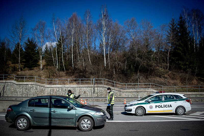 Mimořádná opatření 13. března 2020 na hraničním přechodu Mosty u Jablunkova-Svrčinovec kde slovenští policisté kontrolují dodržování rozhodnutí nařízení Slovenské vlády o uzavření hranic. Na Slovensko budou vpuštěni pouze lidé kteří mají trvalý nebo přech