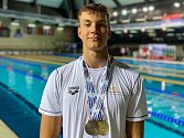 Talentovaný plavec KPS Ostrava Tobias Kern s medailemi, které vybojoval na multiutkání středoevropských zemí v Bělehradě.