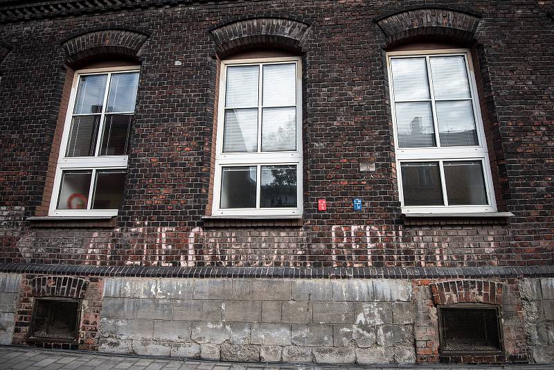 Nápisy z roku 68 na budově základní školy v ulici Šalounova v Ostravě-Vítkovicích.
