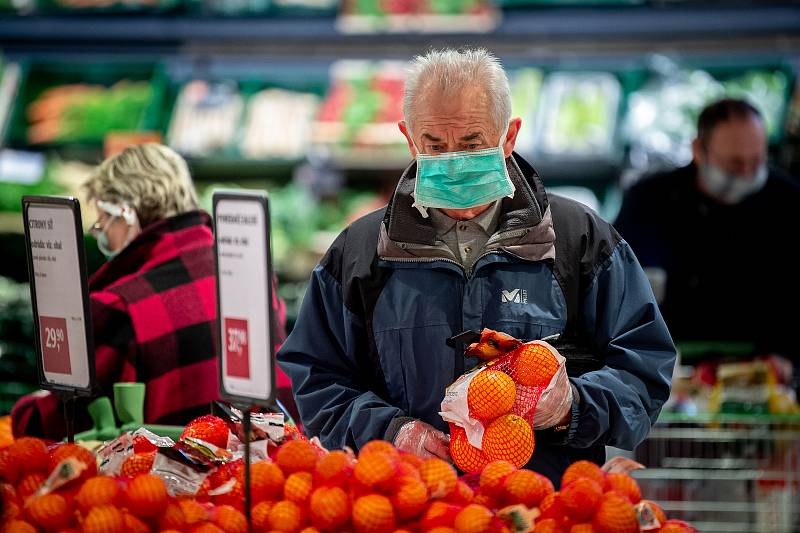 Senioři při nákupech v supermarketu Globus v Ostravě.