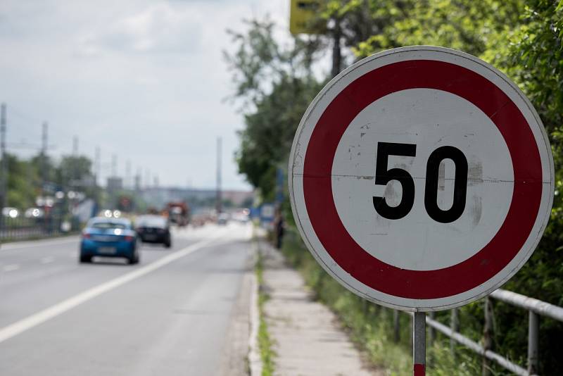 V Plzeňské ulici už začaly přípravné práce před rekonstrukcí. Ta začne během června, přesný termín vzejde z pondělního jednání.