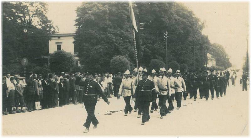 SLAVNOSTNÍ PRŮVOD. Slavnostní pochod jednotek hasičů Šumperkem na dnešní ulici Československé armády.