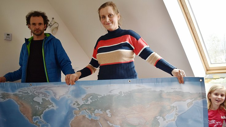Ondřej a Zuzana Hanulíkovi s mapou světa.