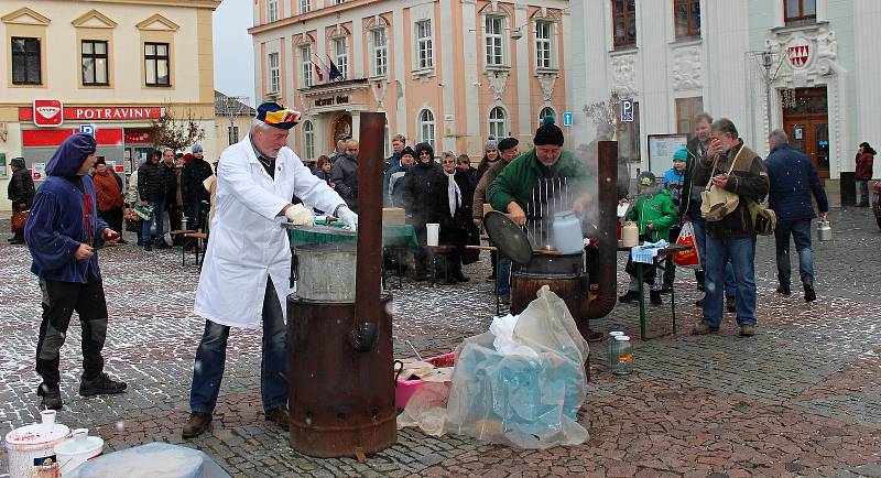 Členové Cechu přátel pátého ročního období v Mohelnici připravili na stříbrnou adventní neděli tradiční zabíjačku.