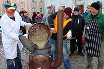 Členové Cechu přátel pátého ročního období v Mohelnici připravili na stříbrnou adventní neděli tradiční zabíjačku.