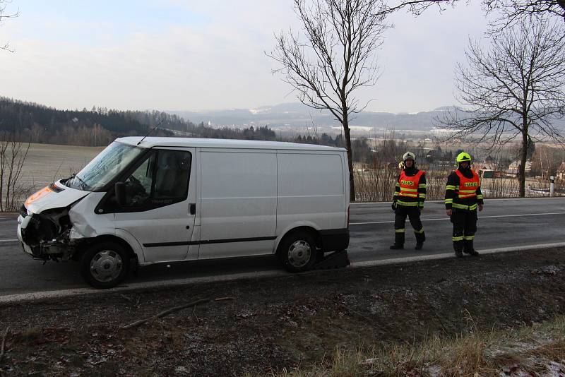 Při dvou nehodách na silnici I/11 u Písařova na Šumpersku se zranilo velké množství lidí.  Auta se srazila v místech dvou skvrn na silnicích.