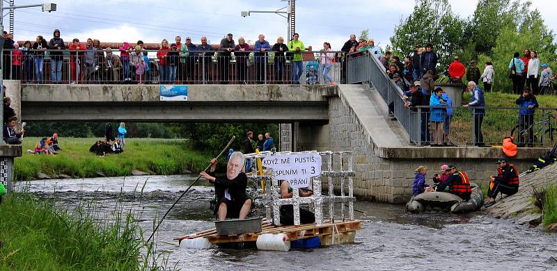 Po řece Desné v Sudkově plula v sobotu 17. června netradiční plavidla. Na start se postavilo devatenáct odvážných posádek, na které čekala asi kilometr dlouhá jízda.