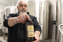 Jednatel zábřežského pivovaru Welzl Tomáš Kozák s pivem Chlebák.