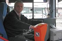 Jiří Drlík ze Zábřehu usedá za volant autobusu už osmatřicet let. Stejně jako mnoha jeho kolegům se mu nelíbí, jak špatně je náročná a zodpovědná práce řidiče ohodnocená.