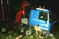 Řidič kamionu MAN vjel v úterý 18. prosince v Lipové-lázních na namrzlé vozovce příliš rychle do zatáčky. Dostal smyk a zbořil dva ploty.