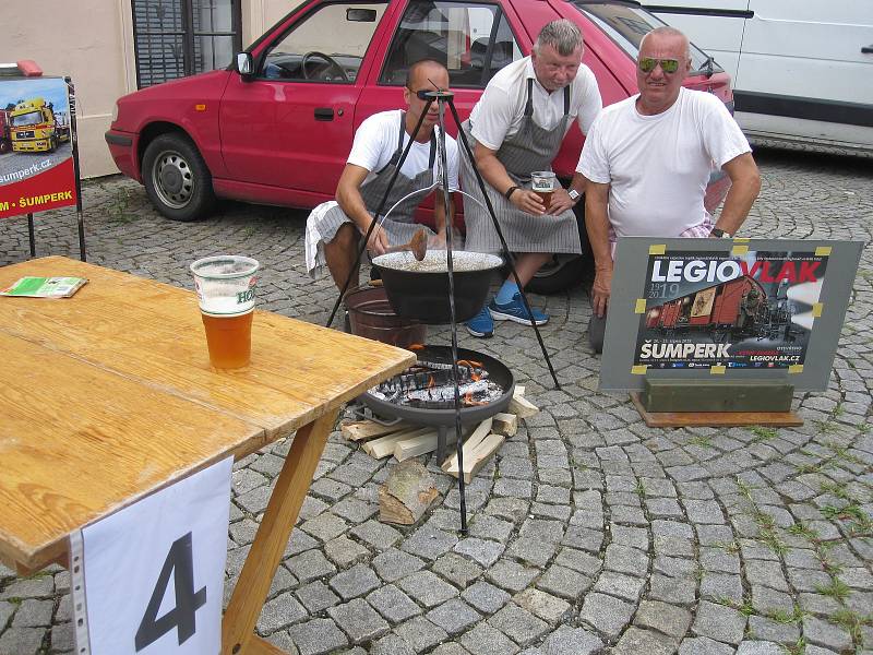 Hudebníci si v Šumperku rozdali souboj s veřejností. U Roztančených kotlíků si v rámci probíhajícího Mezinárodního folklorního festivalu poměřili síly ve vaření guláše.