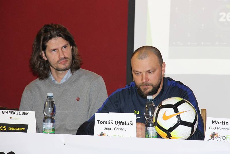 Tomáš Ujfalujši testoval na Základní škole Sluneční v Šumperku mladé fotbalisty.
