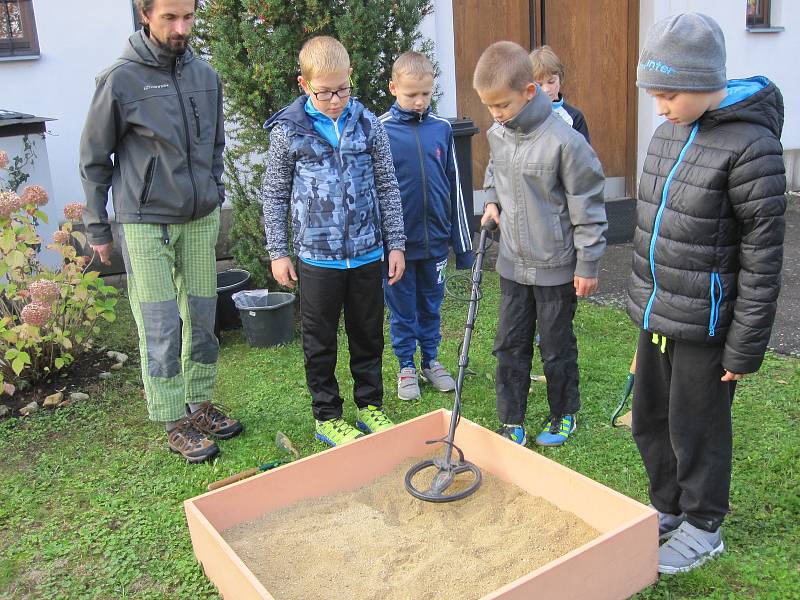 Jednodenní doplňkový program byl oslavou archeologie a nadšení z objevování. Malí i velcí návštěvníci při něm zkoušeli komfort bydlení v pravěku a zjišťovali, co bylo pro naše předky denním chlebem.