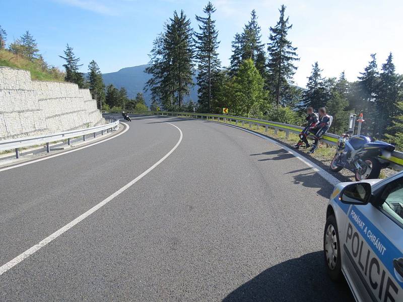 Havárie motorkáře na Červenohorském sedle v neděli 15. září.