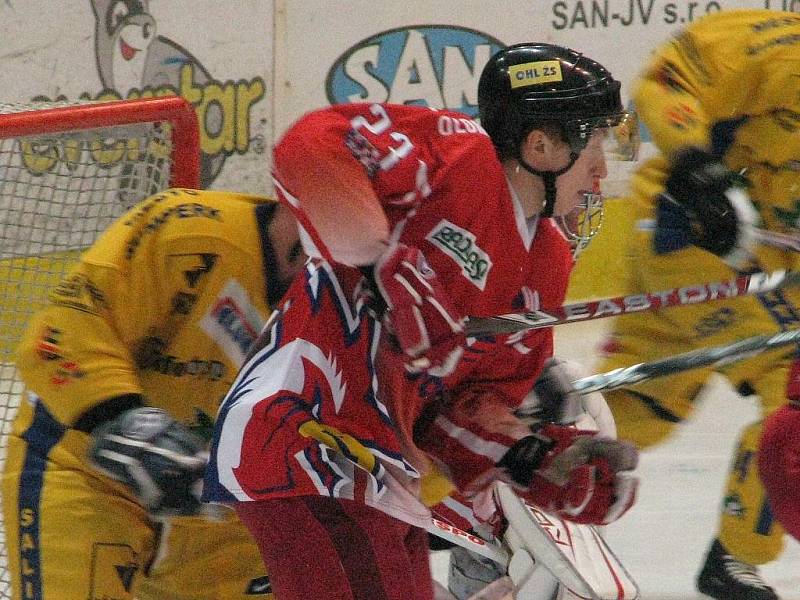 Šumperk porazil v prvoligovém derby Olomouc (červené dresy) po nájezdech