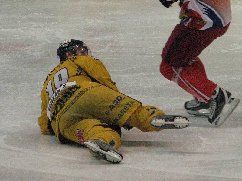 Šumperk porazil v prvoligovém derby Olomouc (červené dresy) po nájezdech