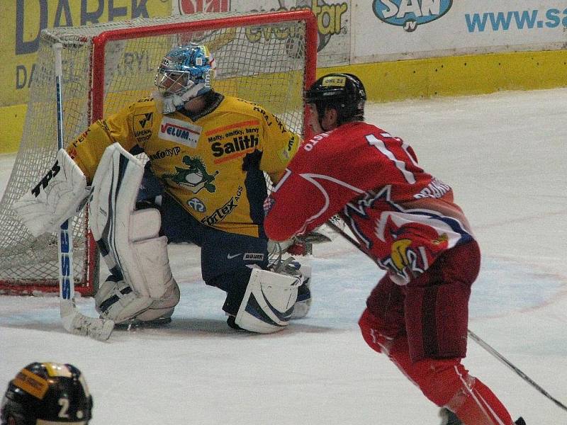 Šumperk porazil v prvoligovém derby Olomouc (červené dresy) po nájezdech