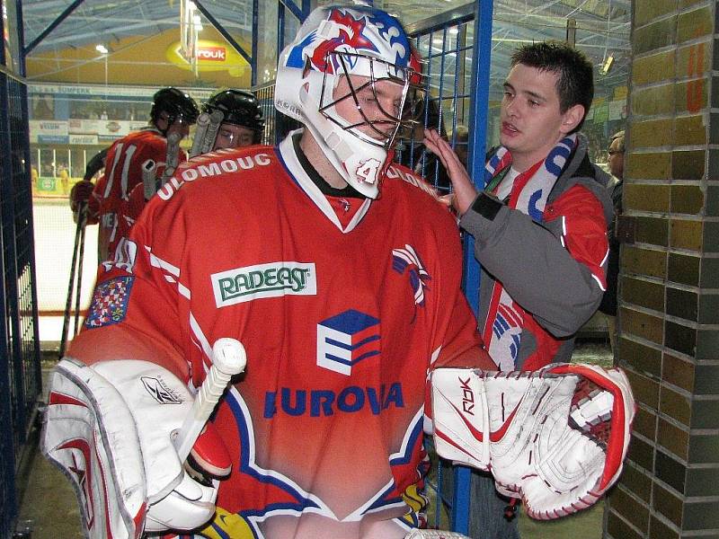 Šumperk porazil v prvoligovém derby Olomouc (červené dresy) po nájezdech