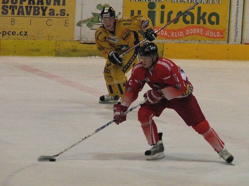 Šumperk porazil v prvoligovém derby Olomouc (červené dresy) po nájezdech