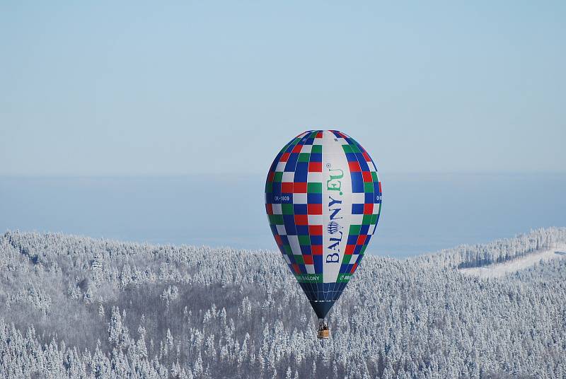 Šestice balonů pokořila Praděd. Vychutnejte si zasněžené Jeseníky z ptačí perspektivy.