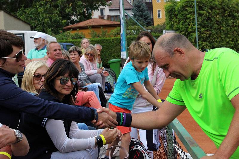 Na turnaji osobností z oblasti kultury, sportu i podnikatelské sféry ProKennex Cup v Šumperku zvítězil ve finále herec a bavič Petr Rychlý s bývalým daviscupovým reprezentantem Davidem Riklem nad dvojicí Zemek, Huťka mladší.