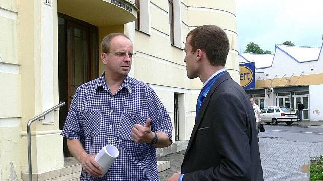 Ivan vavřík (vlevo) odchází ze soudní budovy se zástupcem města Zábřeh Miroslavem Trávníčkem