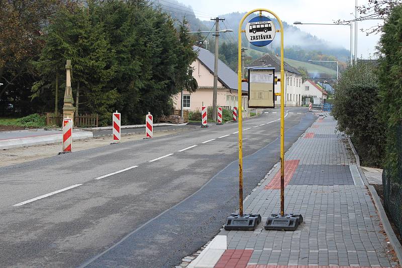 Stezka pro chodce a cyklisty v Bratrušově v pátek 4. října.