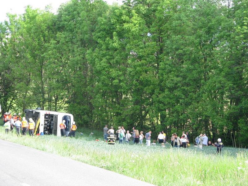 Snímky z místa nehody polského autobusu u Rovenska.