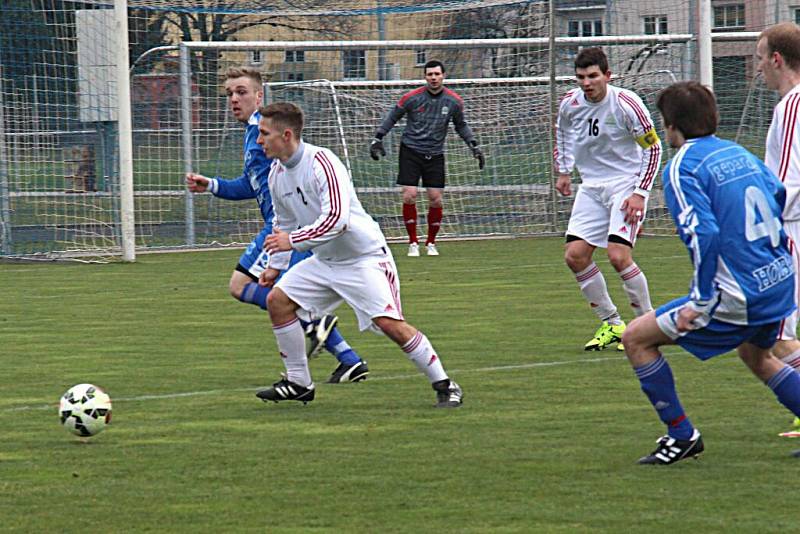 Fotbalisté Sulka Zábřeh (v modrém) proti Kojetínu