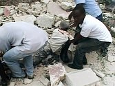 Snímek ze zemětřesením zničeného Haiti