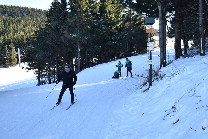 Turisté na Červenohorském sedle v neděli 28. února.